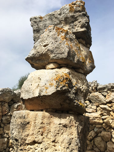 タライオット石の塔